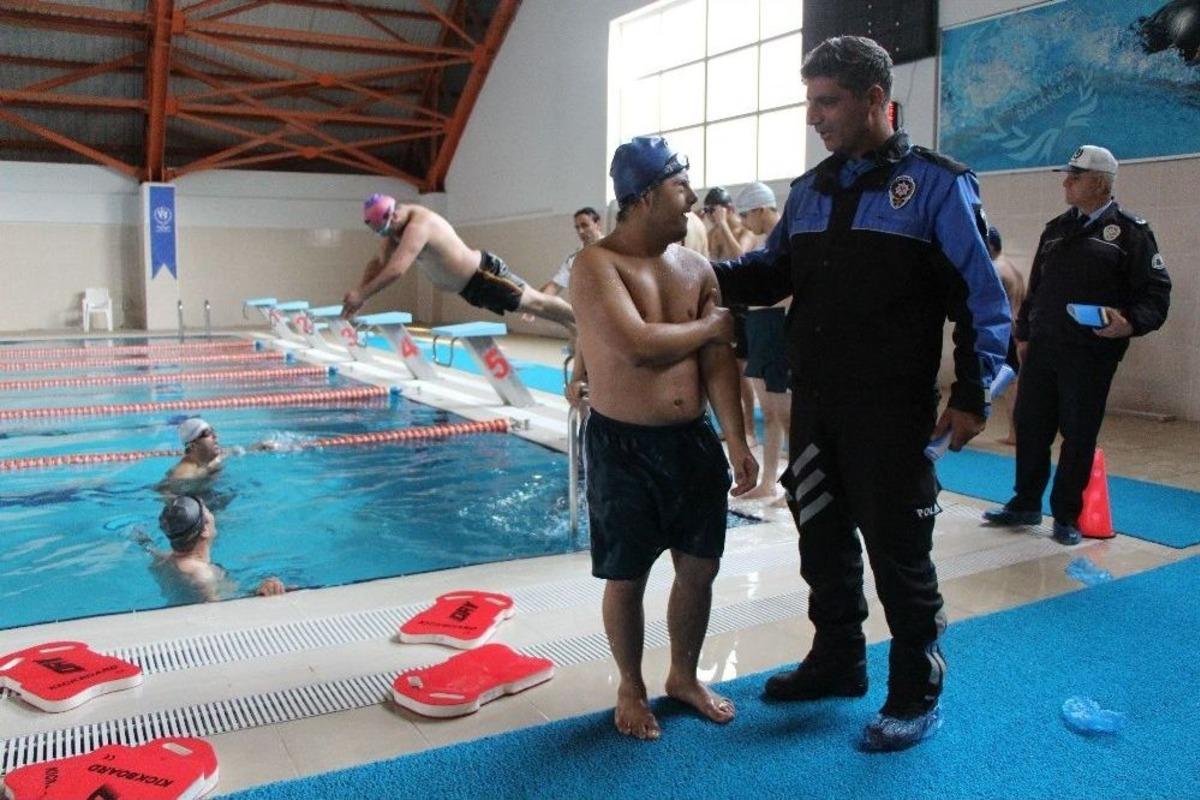 Polisten Engelli &Ccedil;ocuklara İşaret Diliyle Y&uuml;zme Eğitimi