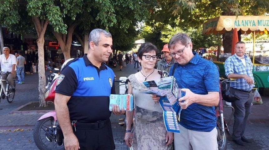 Alanya Polisi Turistlere Harita Dağıttı