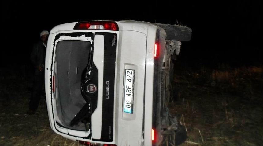 Kamyonet Şarampole Devrildi: 3 Yaralı