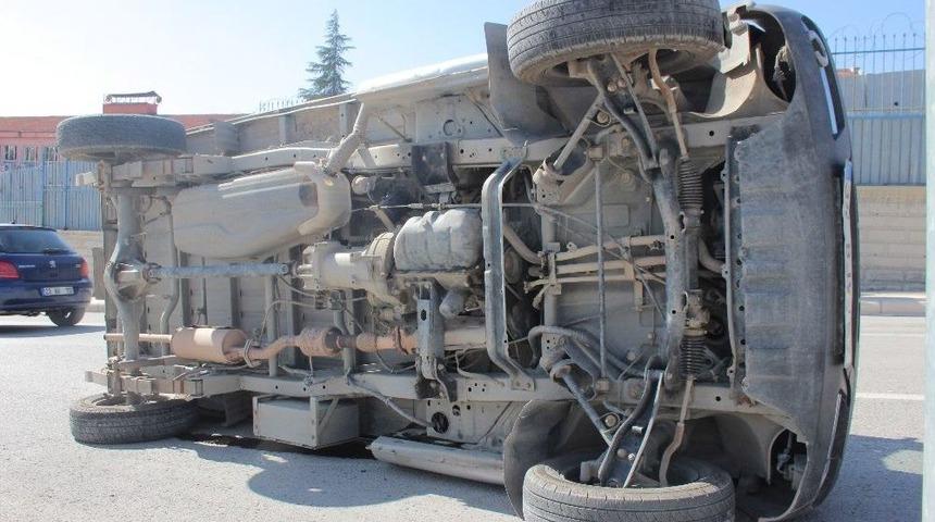 Bariyerlere &Ccedil;arpan Ara&ccedil; Yan Yattı: 2 Yaralı