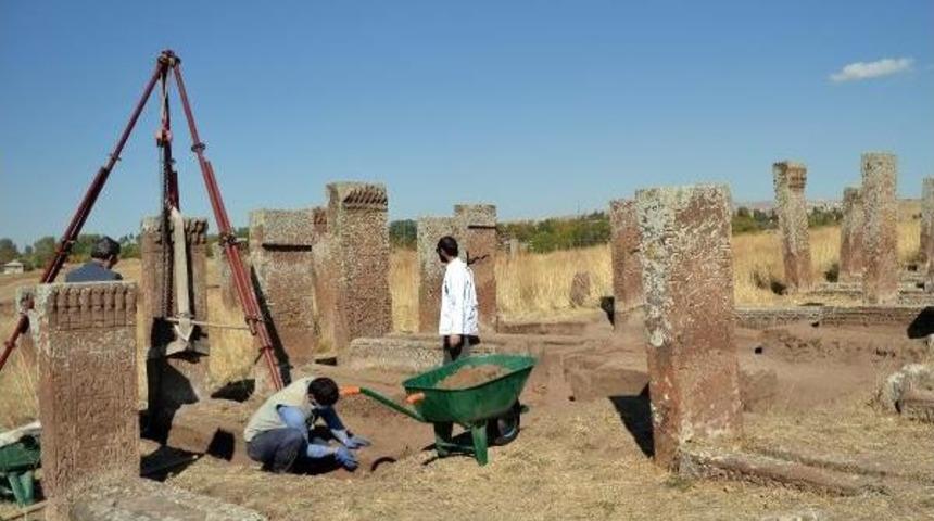 Ahlat Sel&ccedil;uklu Mezarlığında Yeni Mezarlar G&uuml;n Y&uuml;z&uuml;ne &Ccedil;ıkarıldı