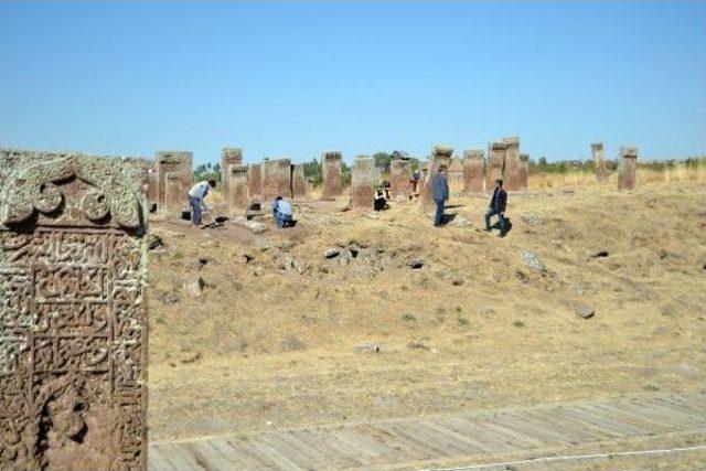 Ahlat Sel&ccedil;uklu Mezarlığında Yeni Mezarlar G&uuml;n Y&uuml;z&uuml;ne &Ccedil;ıkarıldı 1
