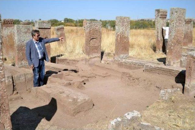 Ahlat Sel&ccedil;uklu Mezarlığında Yeni Mezarlar G&uuml;n Y&uuml;z&uuml;ne &Ccedil;ıkarıldı 2