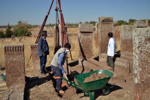 Ahlat Sel&ccedil;uklu Mezarlığında Yeni Mezarlar G&uuml;n Y&uuml;z&uuml;ne &Ccedil;ıkarıldı 3