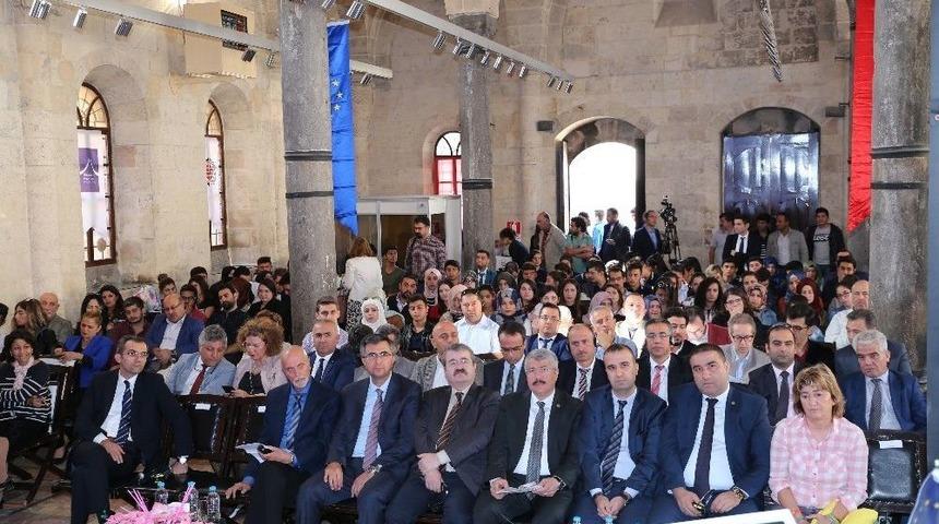 &lsquo;sınırdan Tasarım&rsquo; Sempozyum Başladı