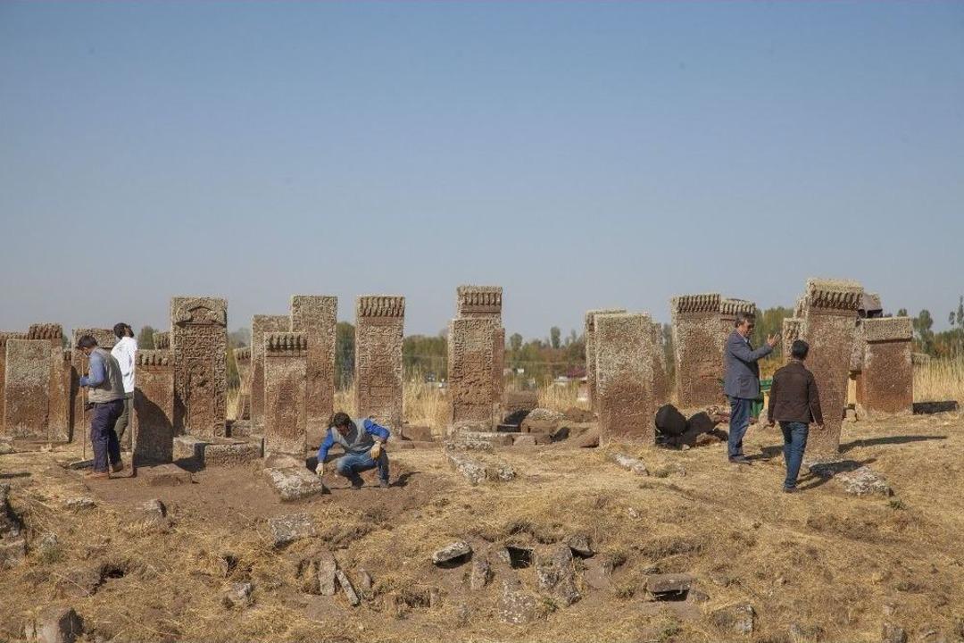 Sel&ccedil;uklu Mezarlığında İlk Kez G&ouml;r&uuml;len Motifler Dikkat &Ccedil;ekti