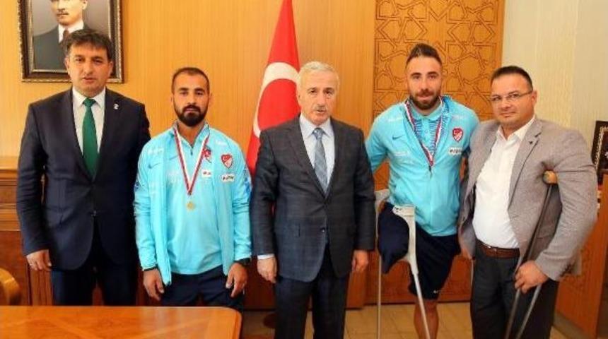 Şampiyon Milliler Kayseri Valisi S&uuml;leyman Kam&ccedil;ı'yı Ziyaret Etti