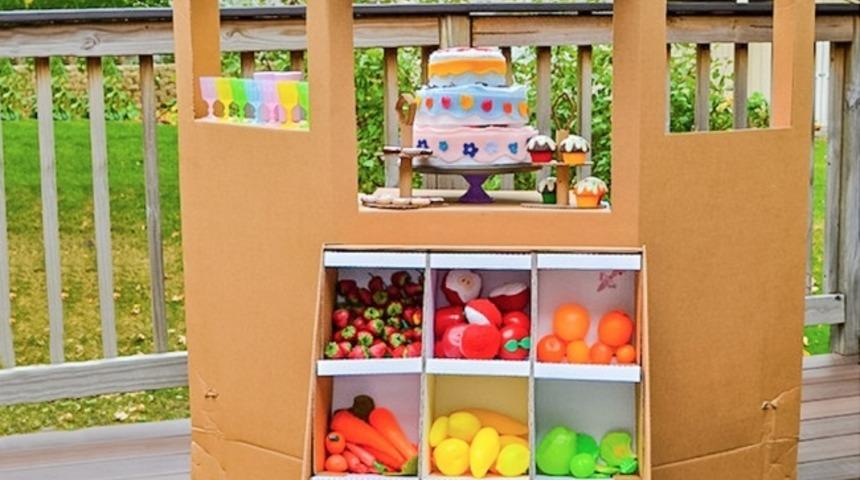 &Ccedil;ocukları İ&ccedil;in Kartondan Bir Hayal D&uuml;nyası Yaratan Kahraman Anneler