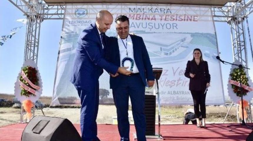 Belediye Başkanı'nın Boynuna 'at Nalı Nazarlık' Astı