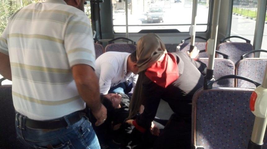 Bayılan Gen&ccedil; Kız Halk Otob&uuml;s&uuml;yle Hastaneye Yetiştirildi