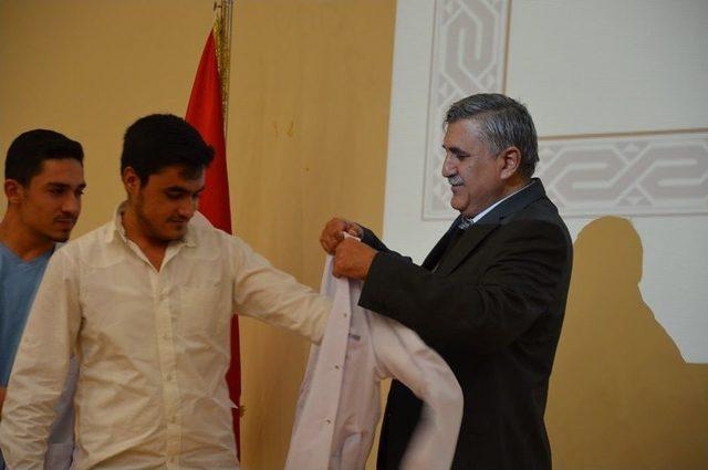 Hr&uuml;&rsquo;de Doktor Adayları Beyaz &Ouml;nl&uuml;k Giydi 2