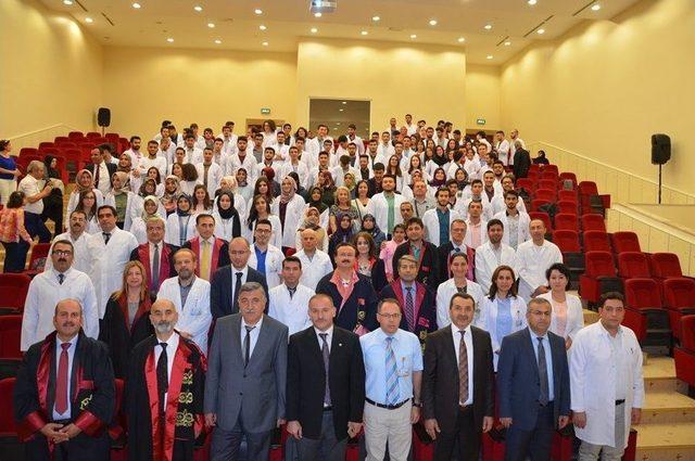 Hr&uuml;&rsquo;de Doktor Adayları Beyaz &Ouml;nl&uuml;k Giydi 3