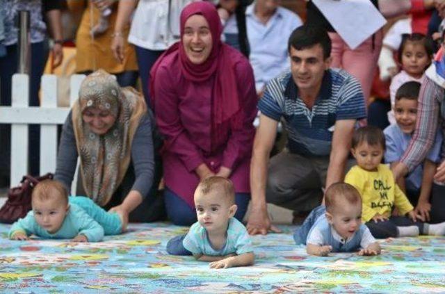 Anne S&uuml;t&uuml;ne Dikkat &Ccedil;ekmek I&ccedil;in Bebek Emekleme Yarışması 1