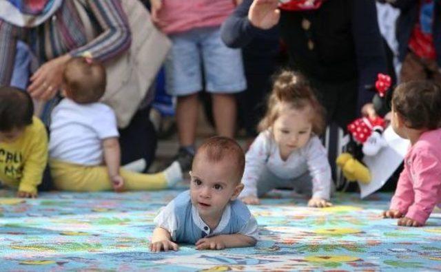 Anne S&uuml;t&uuml;ne Dikkat &Ccedil;ekmek I&ccedil;in Bebek Emekleme Yarışması 2