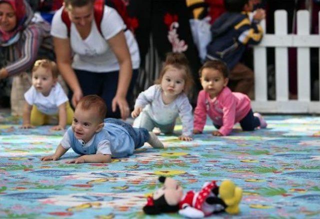 Anne S&uuml;t&uuml;ne Dikkat &Ccedil;ekmek I&ccedil;in Bebek Emekleme Yarışması 3