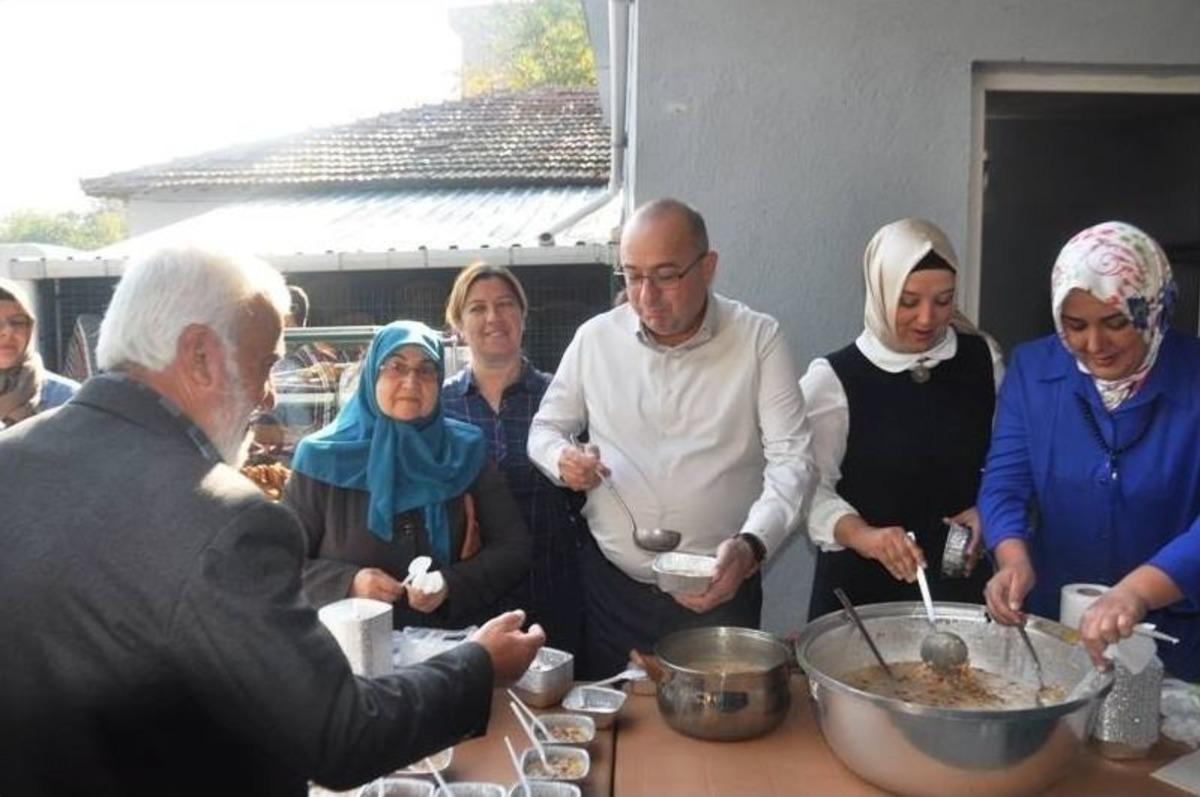 Milletvekili Gider, Karabiga&rsquo;da Vatandaşlara Aşure Dağıttı