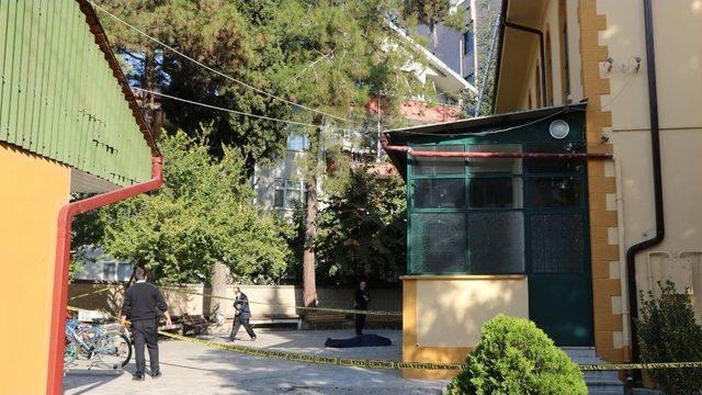 Tadilat İ&ccedil;in &Ccedil;ıktığı Cami &Ccedil;atısından D&uuml;şerek Hayatını Kaybetti 3