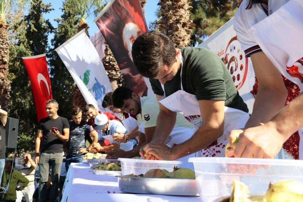 Nar Tanelerini Yere D&uuml;ş&uuml;rmeden Yemeye &Ccedil;alıştılar