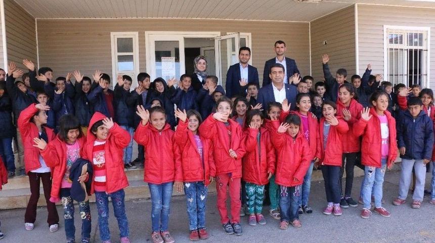 (g&ouml;r&uuml;nt&uuml; Hd)siverek&rsquo;te 2 Bin &Ouml;ğrenciye Mont Yardımı Yapıldı