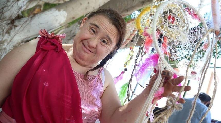 Down Sendromlu Gen&ccedil;ler, &Uuml;r&uuml;nleriyle Hayran Bıraktı