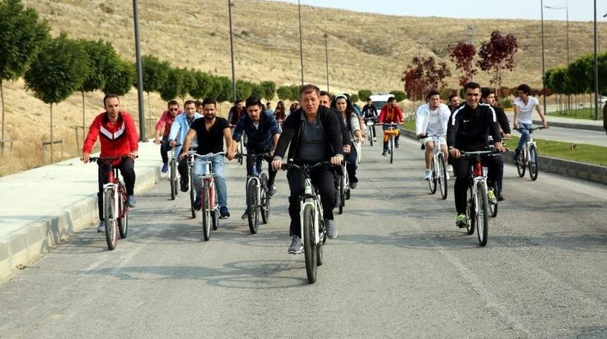 Rektör Ve Öğrenciler Sağlıklı Yaşam İçin Pedal Çevirdi