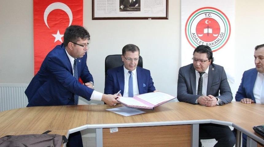 Karaman&rsquo;da H&uuml;k&uuml;ml&uuml; &Ccedil;ocuklarına Kırtasiye Ve Kıyafet Yardımı