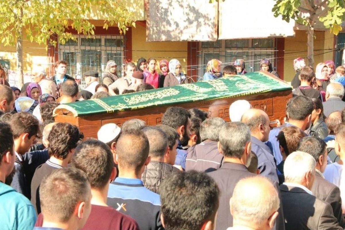 Gen&ccedil; Sporcu Takım Arkadaşlarının Omuzunda Uğurlandı