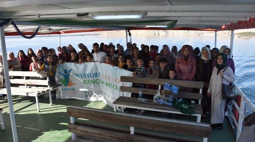 Yetim &Ccedil;ocukların Tekne Keyfi