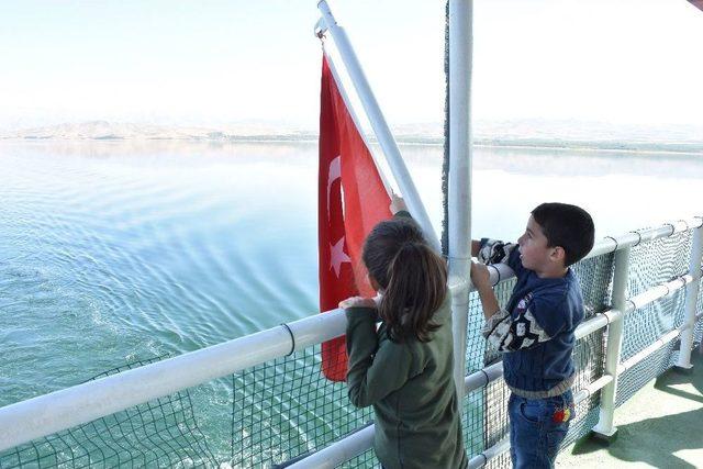 Yetim &Ccedil;ocukların Tekne Keyfi 1