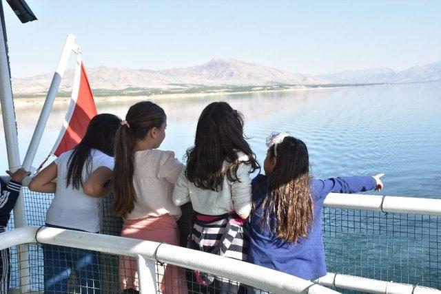 Yetim &Ccedil;ocukların Tekne Keyfi 2