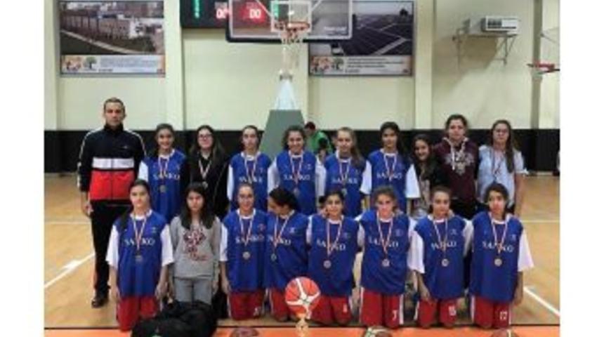 &Ouml;zel Sanko Okullları Kız Basketbol Takımı İl İkincisi Oldu