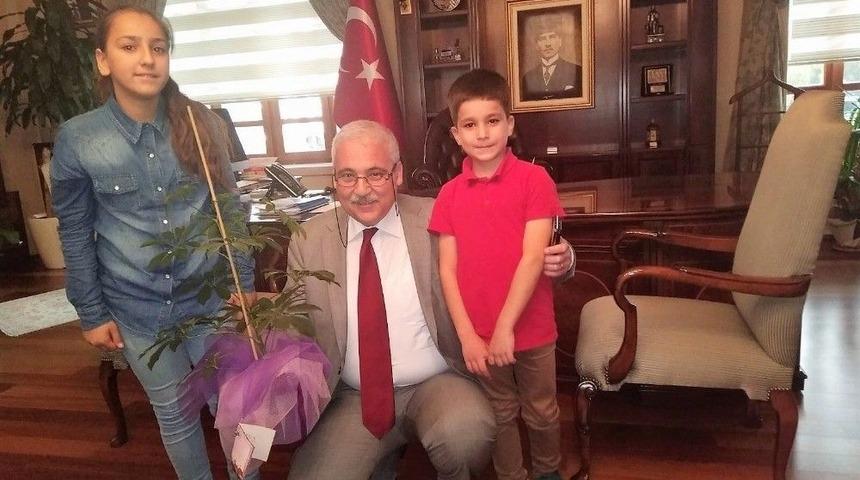 Vali G&uuml;ven&ccedil;er &Ccedil;ocukların Tanışma İsteğini Kırmadı