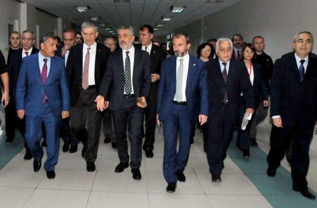 Sağlık Bakanı Demircan&rsquo;dan Om&uuml; Tıp Fak&uuml;ltesi Hastanesinin Aciline Ziyaret 1