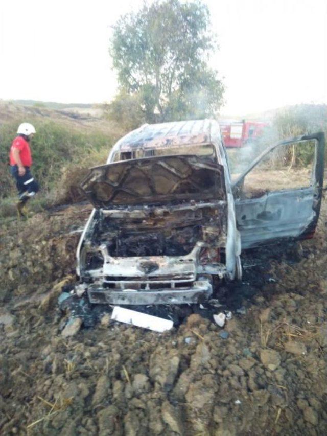 Zeytin Topladığı Sırada Aracı Yanarak Kül Oldu 1