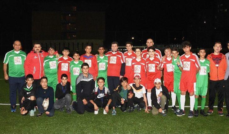 Çanakkale Valisi Tavlı, Diyarbakır’dan Gelen Öğrencilerle Maç Yaptı G1