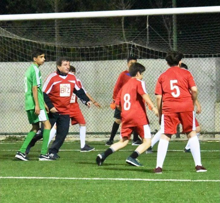 Çanakkale Valisi Tavlı, Diyarbakır’dan Gelen Öğrencilerle Maç Yaptı G3