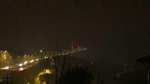 İstanbul’da Gece Boyunca Sis Etkili Oldu