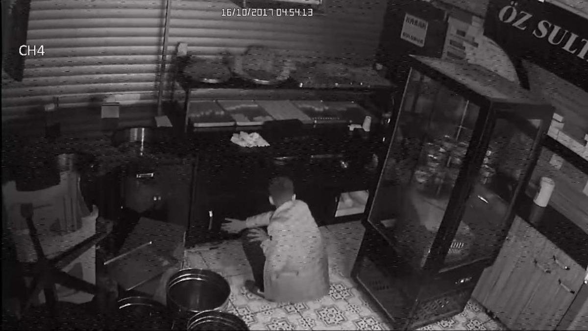 Yedi, İ&ccedil;ti, Kasadan 250 Lirayı &Ccedil;alıp "bir Daha, Daha Fazla Para İsterim" Notu Bıraktı