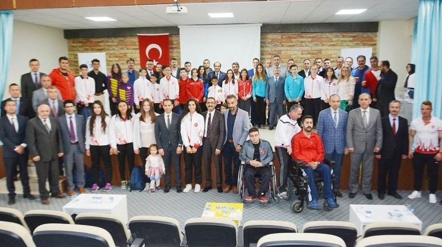 2017 Yılındaki &Ccedil;eşitli Yarışmalarda Dereceye Giren Sporcular &Ouml;d&uuml;llendirildi