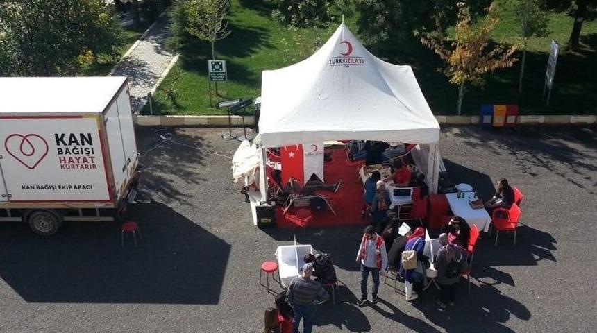 &Uuml;niversitelilerden Kan Bağışı