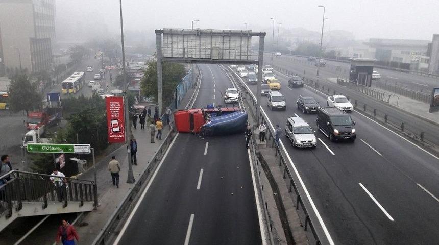 E-5&rsquo;te Sebze Meyve Y&uuml;kl&uuml; Kamyonet Devrildi
