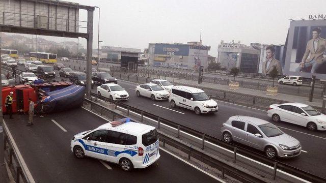 E-5&rsquo;te Sebze Meyve Y&uuml;kl&uuml; Kamyonet Devrildi 1