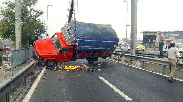 E-5&rsquo;te Sebze Meyve Y&uuml;kl&uuml; Kamyonet Devrildi 2