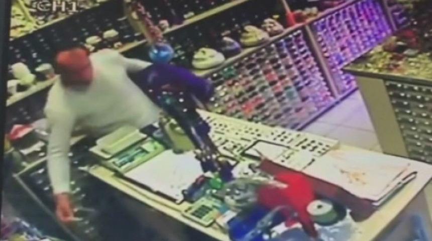 (&ouml;zel Haber) M&uuml;şteri Kılığında Geldiği D&uuml;kkanda Cep Telefonunu &Ccedil;aldı