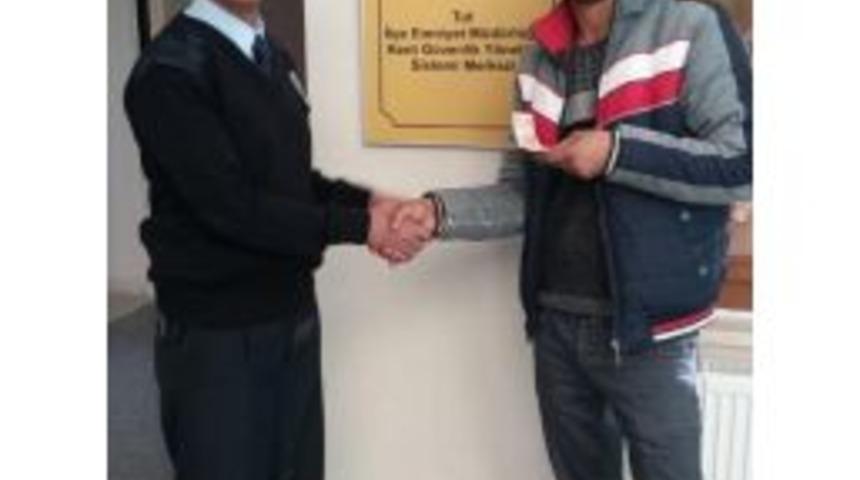 Polis Parayı Sahibine Teslim Etti