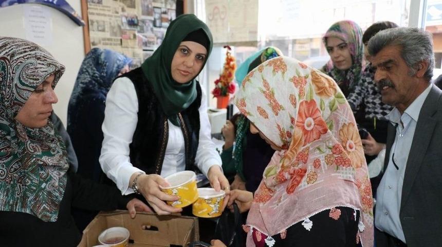 Diyarbakır&rsquo;ın Tek Kadın Muhtarından Mahalleliye Aşure İkramı