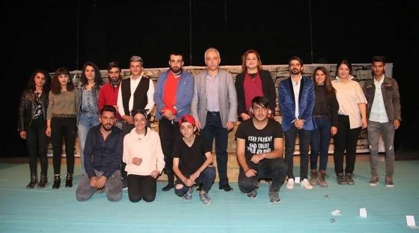 Vali Toprak &rsquo;mamoş"adlı Tiyatro Oyununu İzledi