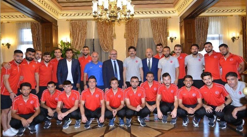 İşitme Engelliler Futbol Milli Takımı Vali&rsquo;ye Ziyaret Etti