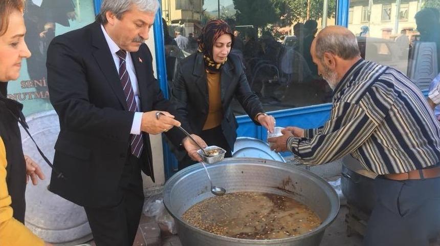 Ak Parti Osmaneli İl&ccedil;e Başkanlığı Aşure Dağıttı