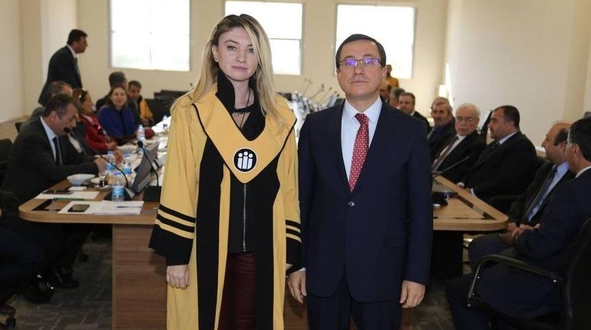 Y&uuml;kselen Akademisyenlere C&uuml;bbeleri Giydirildi